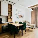 Stylish Nest At 15 Min To Center With Balcony And Ac