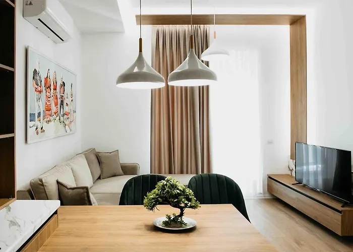 Stylish Nest At 15 Min To Center With Balcony And Ac
