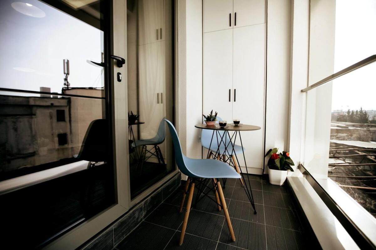 Stylish Nest At 15 Min To Center With Balcony And Ac